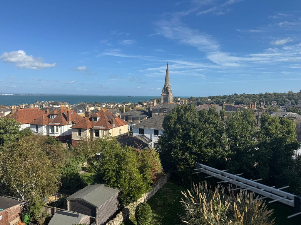 Lot: 133 - FREEHOLD BUILDING ARRANGED AS THREE FLATS PLUS BASEMENT - View from top flat living room